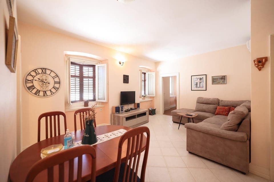 TV and multimedia, Living room, Seating area, Dining area