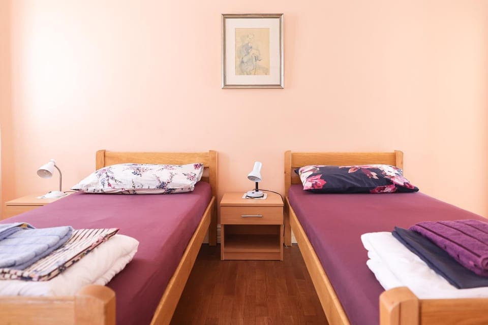 Bed, Bedroom, towels