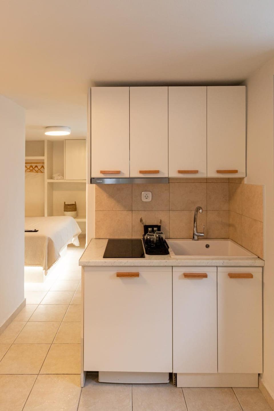 Kitchen or kitchenette, minibar