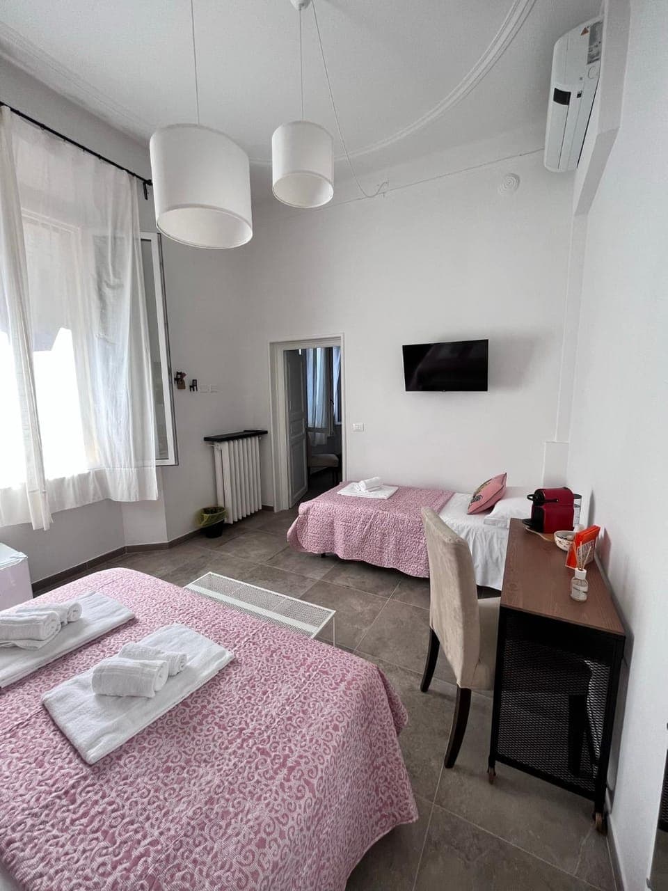 Bed, TV and multimedia, Photo of the whole room, Bedroom