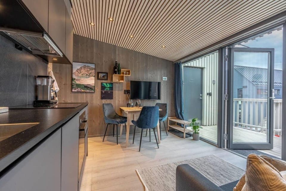TV and multimedia, Coffee/tea facilities, View (from property/room), Balcony/Terrace, Kitchen or kitchenette, Living room, Dining area, oven, stove