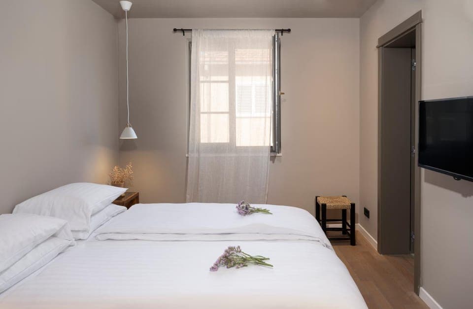 Bed, TV and multimedia, Photo of the whole room, Bedroom