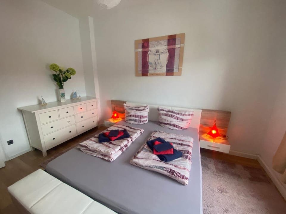 Bed, Photo of the whole room, Bedroom, towels