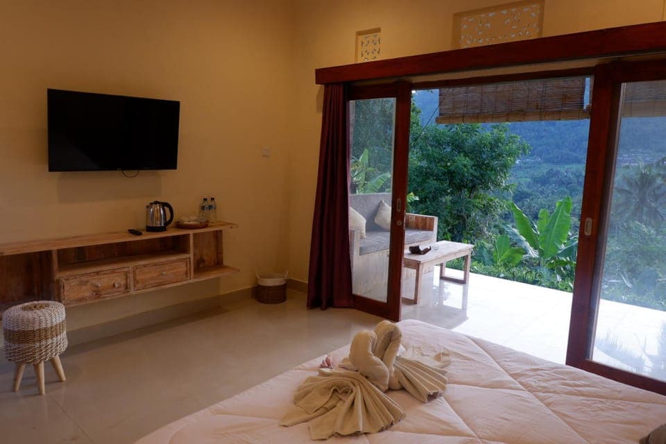 Bed, Natural landscape, TV and multimedia, Balcony/Terrace, Bedroom
