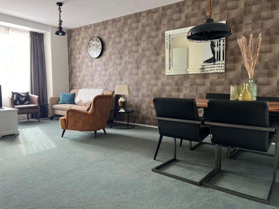 TV and multimedia, Living room, Seating area, Dining area