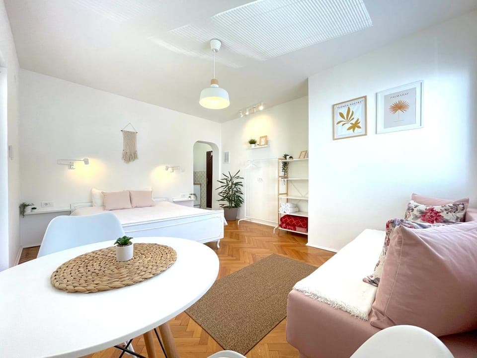 Toilet, Bed, Bathroom, TV and multimedia, Coffee/tea facilities, Balcony/Terrace, Living room, Photo of the whole room, Decorative detail, Seating area, Bedroom, Street view, Inner courtyard view, Parking, furniture, hair dryier, heating, internet, wardrobe, kitchen, air conditioner