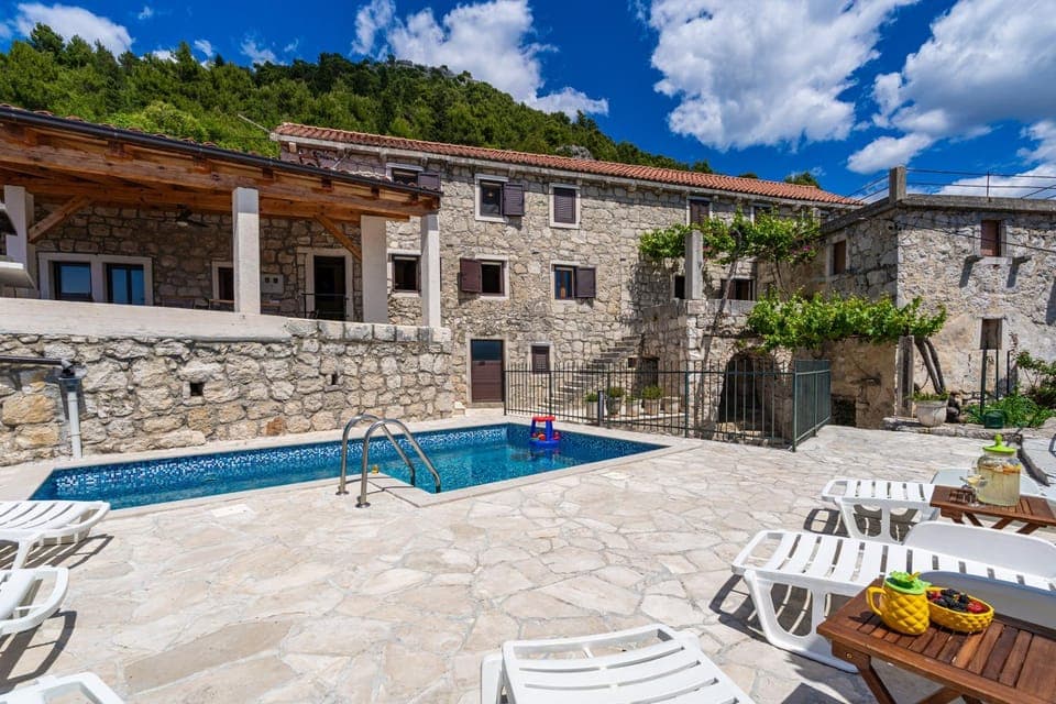 Property building, Day, Swimming pool, sunbed