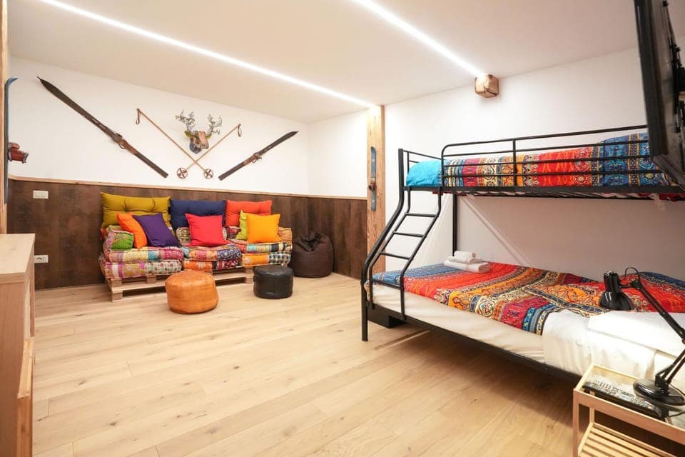 Bedroom, bunk bed