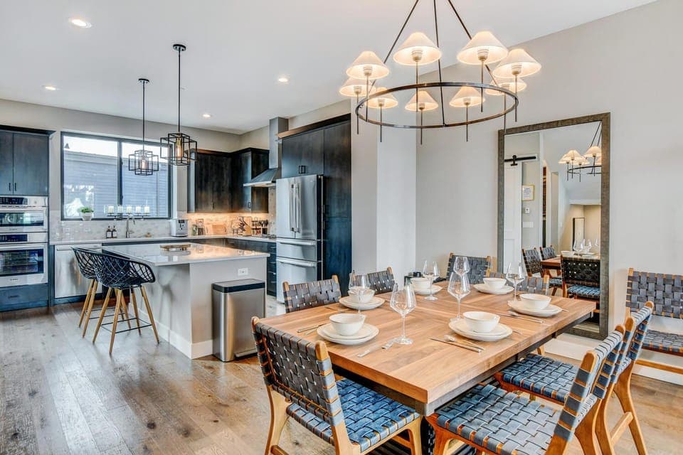 Kitchen or kitchenette, Dining area