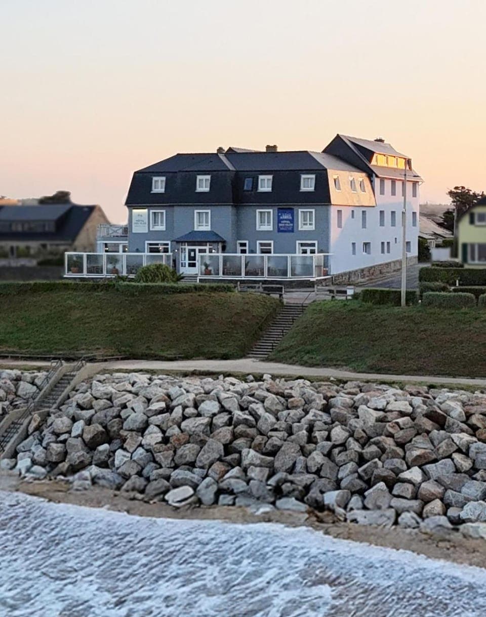 Property building, Restaurant/places to eat, Facade/entrance, Natural landscape, Lobby or reception, Banquet/Function facilities, Beach, Beach, Meeting/conference room, Sea view, Seasons, Sunrise, Sunset