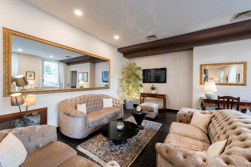 Communal lounge/ TV room, Living room, Seating area