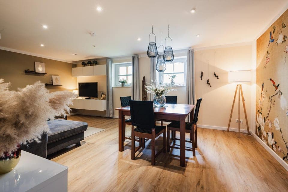 TV and multimedia, Living room, Seating area, Dining area