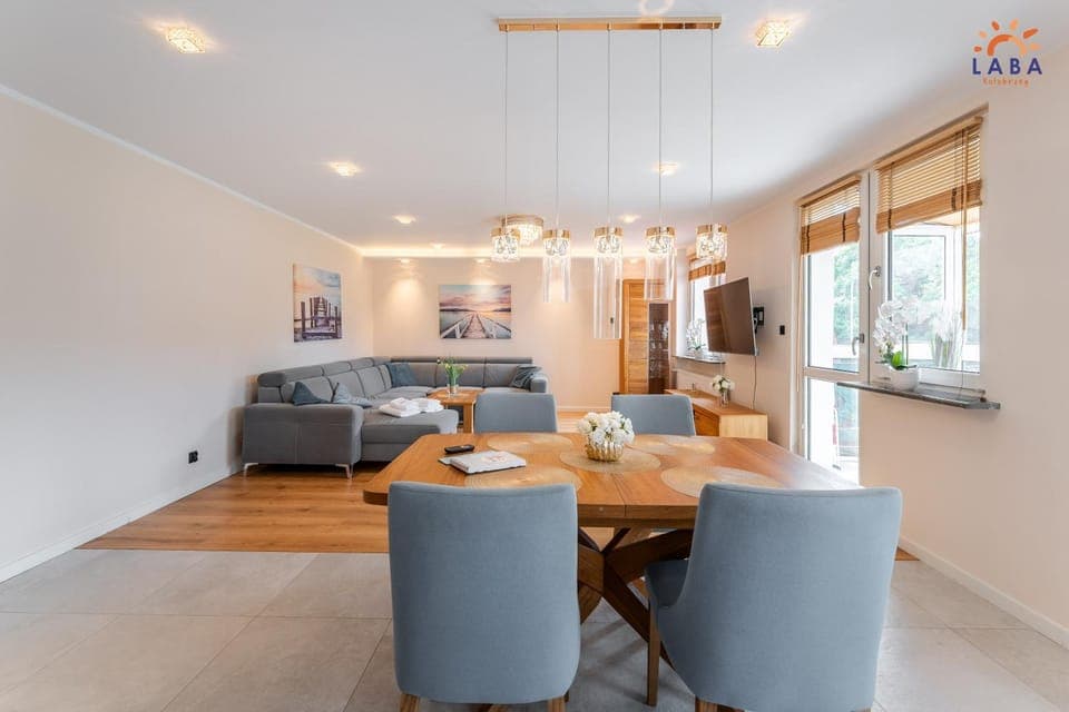 Bed, Kitchen or kitchenette, Living room, Seating area, Dining area