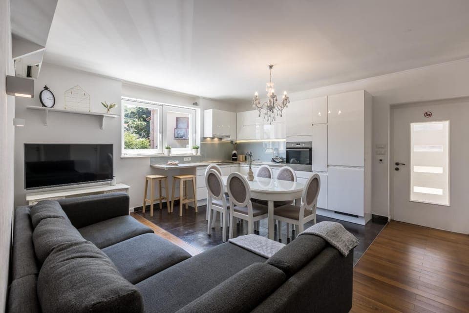 TV and multimedia, Kitchen or kitchenette, Living room, Seating area, Dining area, pet friendly, stove