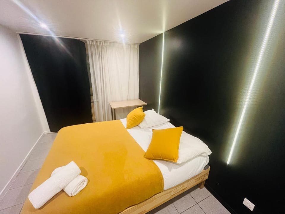 Bed, Photo of the whole room, Bedroom, towels