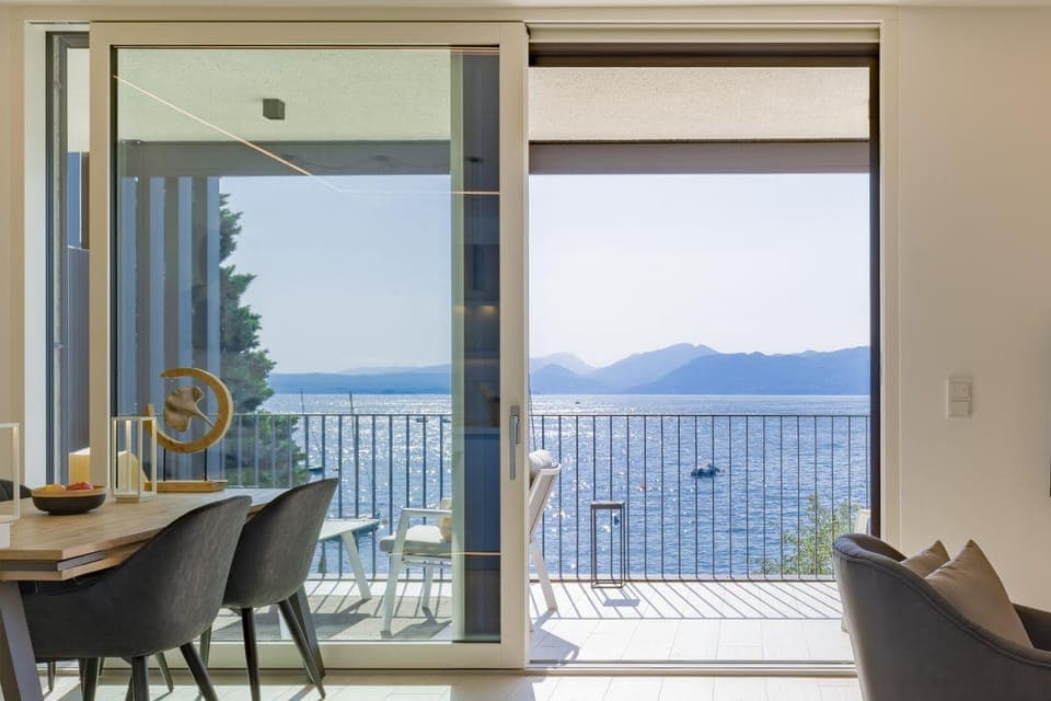 Balcony/Terrace, Living room, Lake view, Mountain view