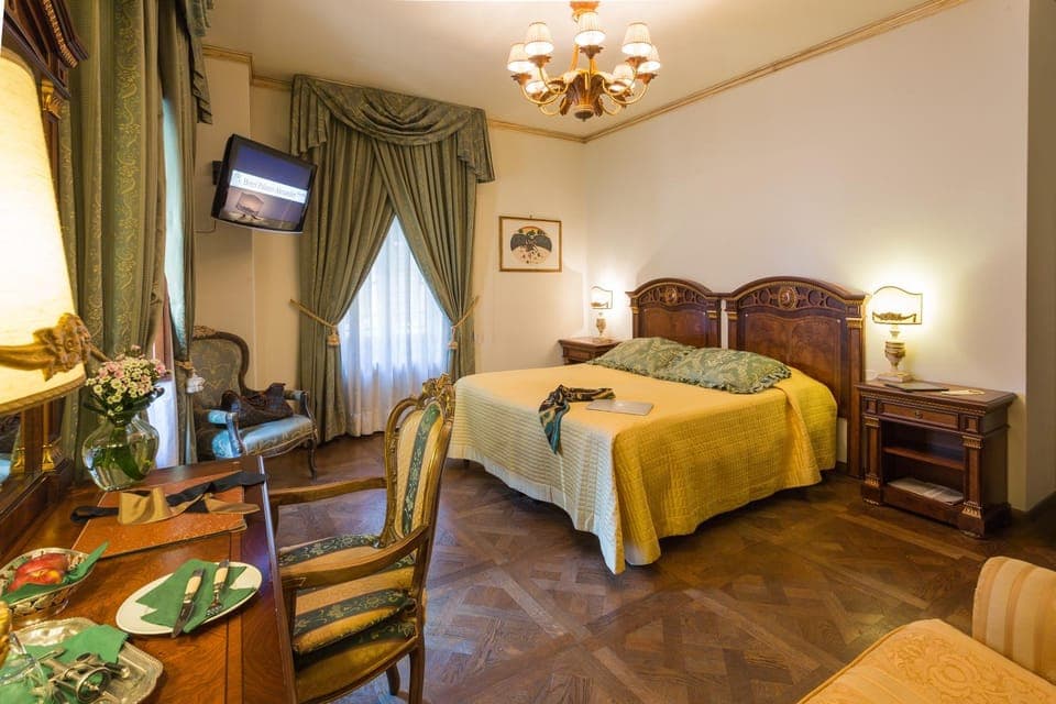 Photo of the whole room, Decorative detail, Guests