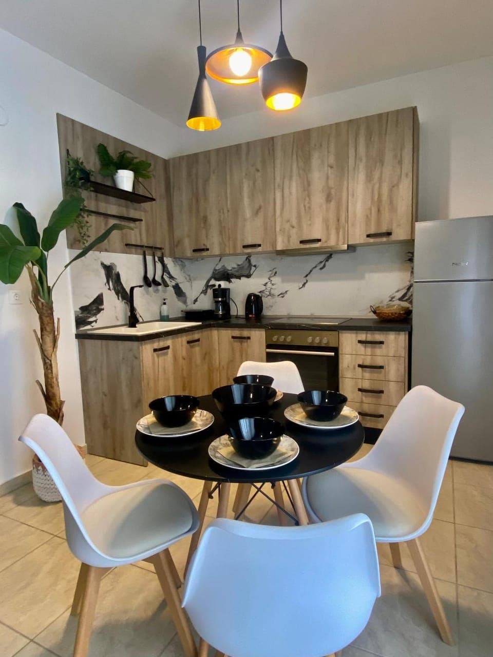 Coffee/tea facilities, Kitchen or kitchenette, Dining area, stove