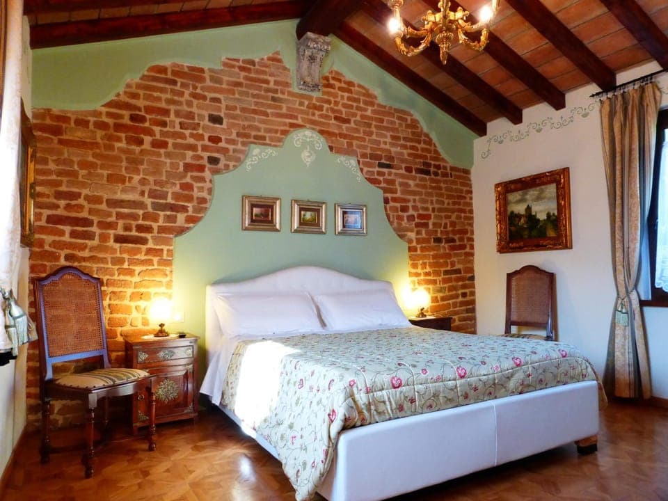 Photo of the whole room, Decorative detail