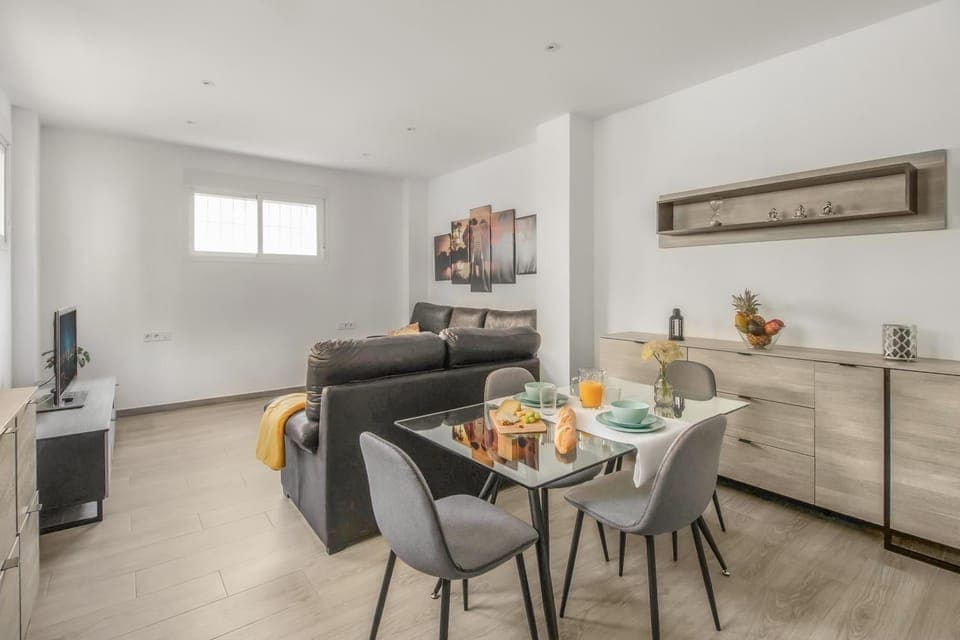 TV and multimedia, Living room, Seating area, Dining area