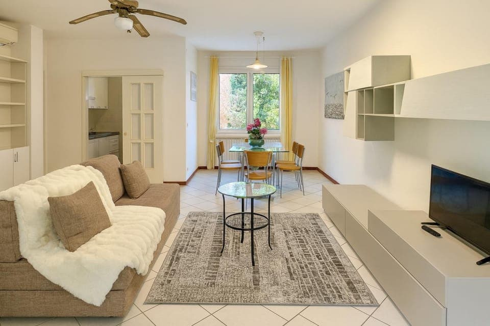 Communal lounge/ TV room, TV and multimedia, Living room, Seating area, Dining area