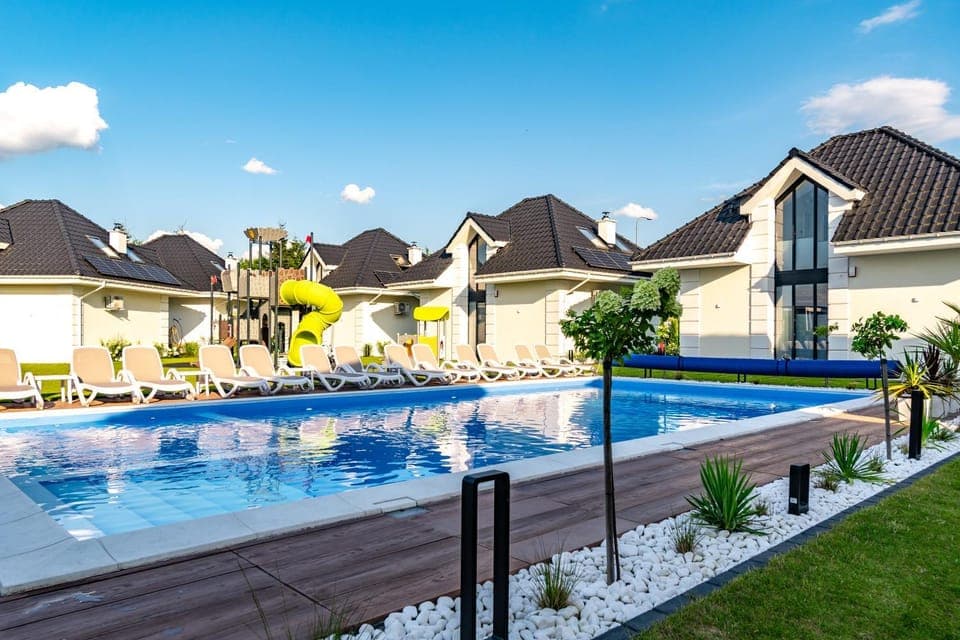 Swimming pool, sunbed