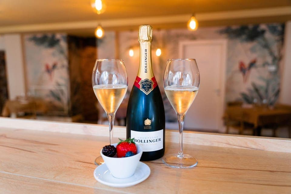 Restaurant/places to eat, Food and drinks, Decorative detail, City view, Drinks, Alcoholic drinks, Inner courtyard view