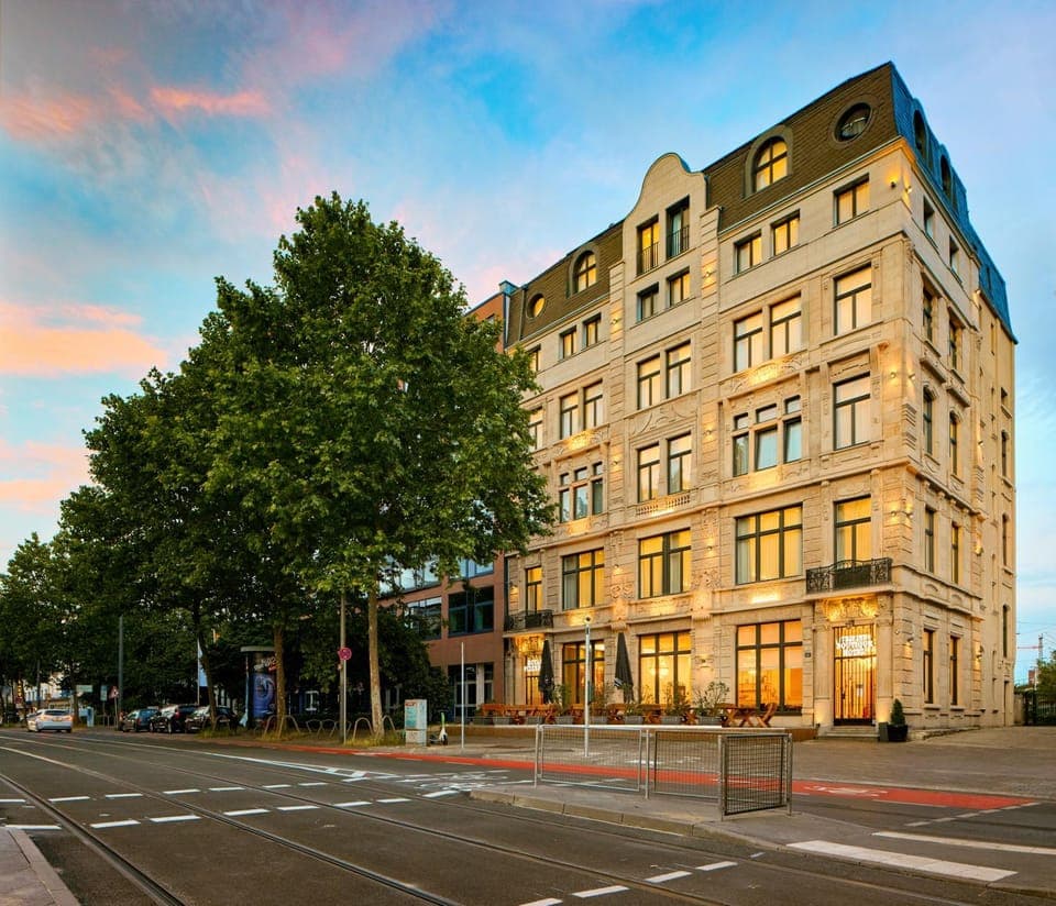Property building, Neighbourhood, City view, Street view, Location