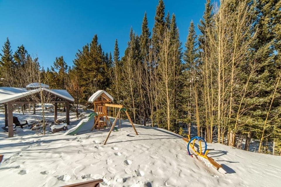 Enjoy the Creek Surrounded by High Mountain Peaks - Creekside Mountain Cabin Cabin in Alma
