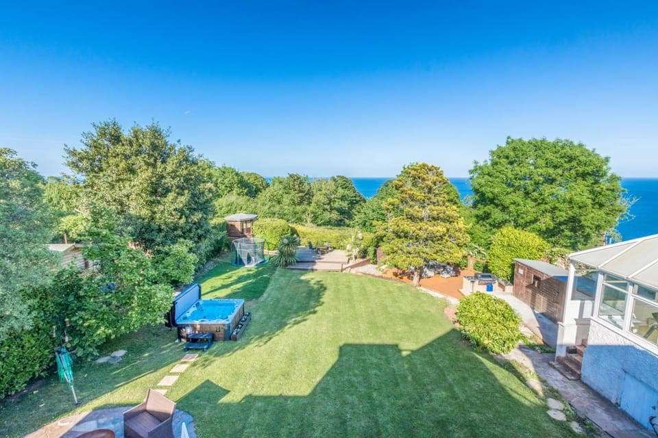 BBQ facilities, Garden, Hot Tub, Seating area, Sea view