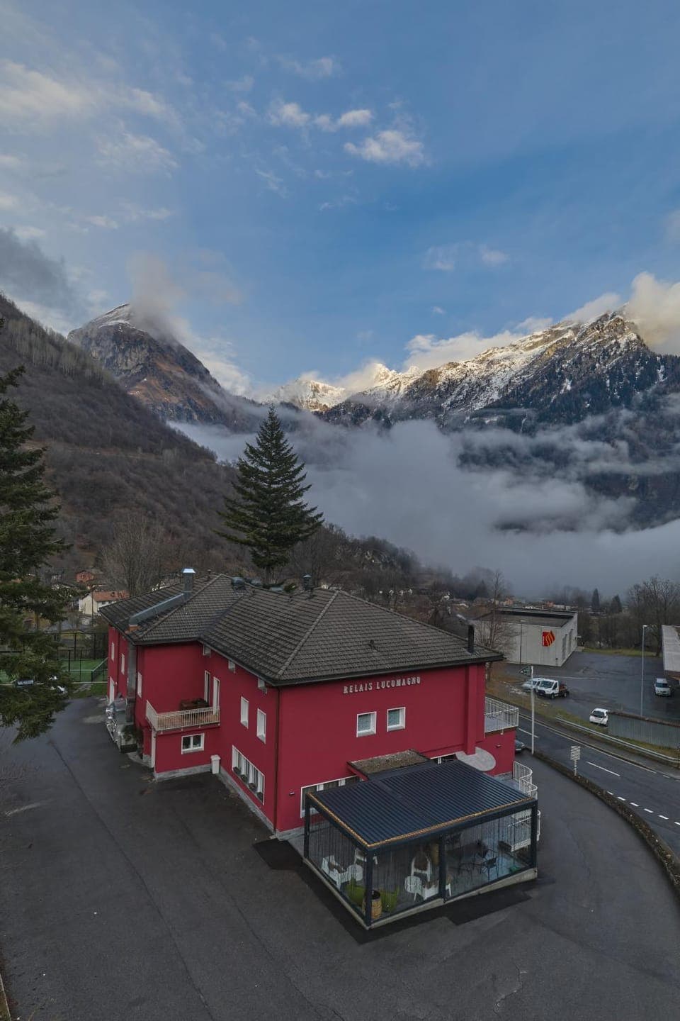 Property building, Neighbourhood, Natural landscape, Mountain view, Parking