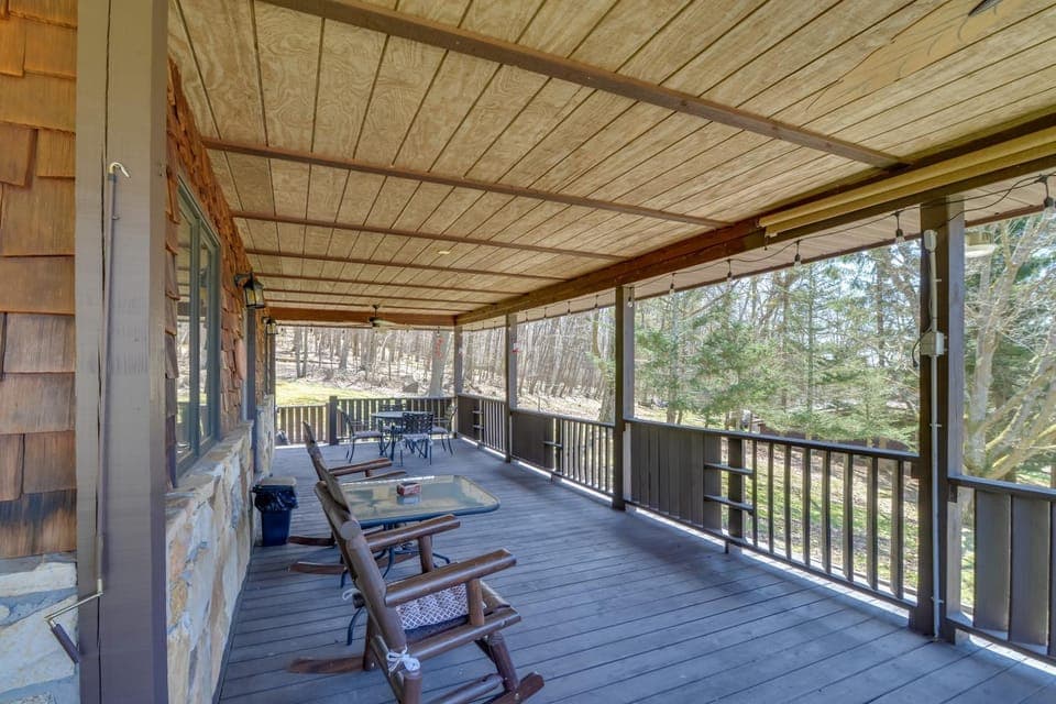 Lovely Terra Alta Cabin < 1 Mi to Alpine Lake Cabin in Shenandoah Valley