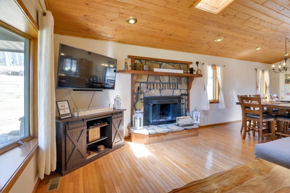 Lovely Terra Alta Cabin < 1 Mi to Alpine Lake Cabin in Shenandoah Valley