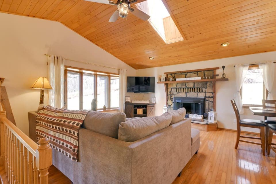 Lovely Terra Alta Cabin < 1 Mi to Alpine Lake Cabin in Shenandoah Valley