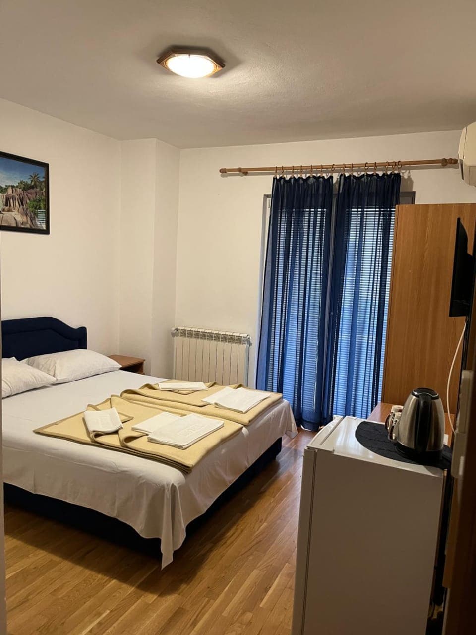 Bed, TV and multimedia, Photo of the whole room, Bedroom, towels, air conditioner