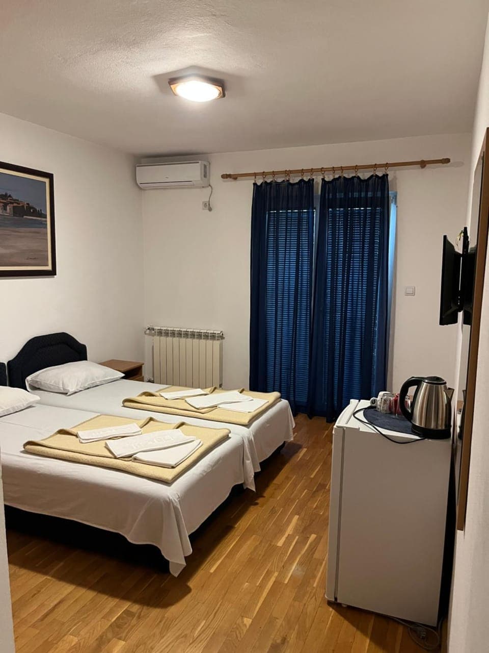 Bed, Photo of the whole room, Bedroom, towels, air conditioner