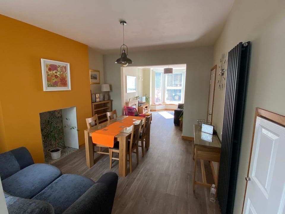 Property building, Seating area, Dining area, Breakfast