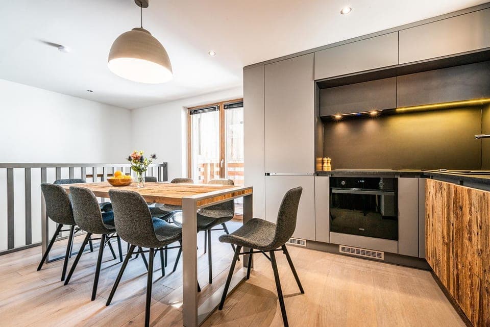 Kitchen or kitchenette, Dining area