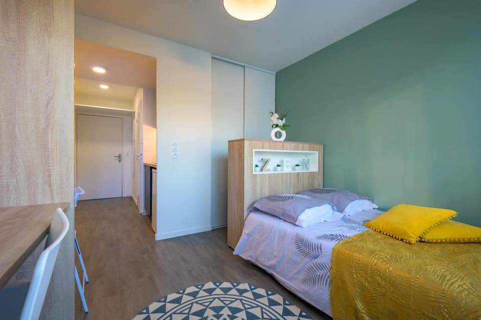 Bed, Kitchen or kitchenette, Living room, Photo of the whole room