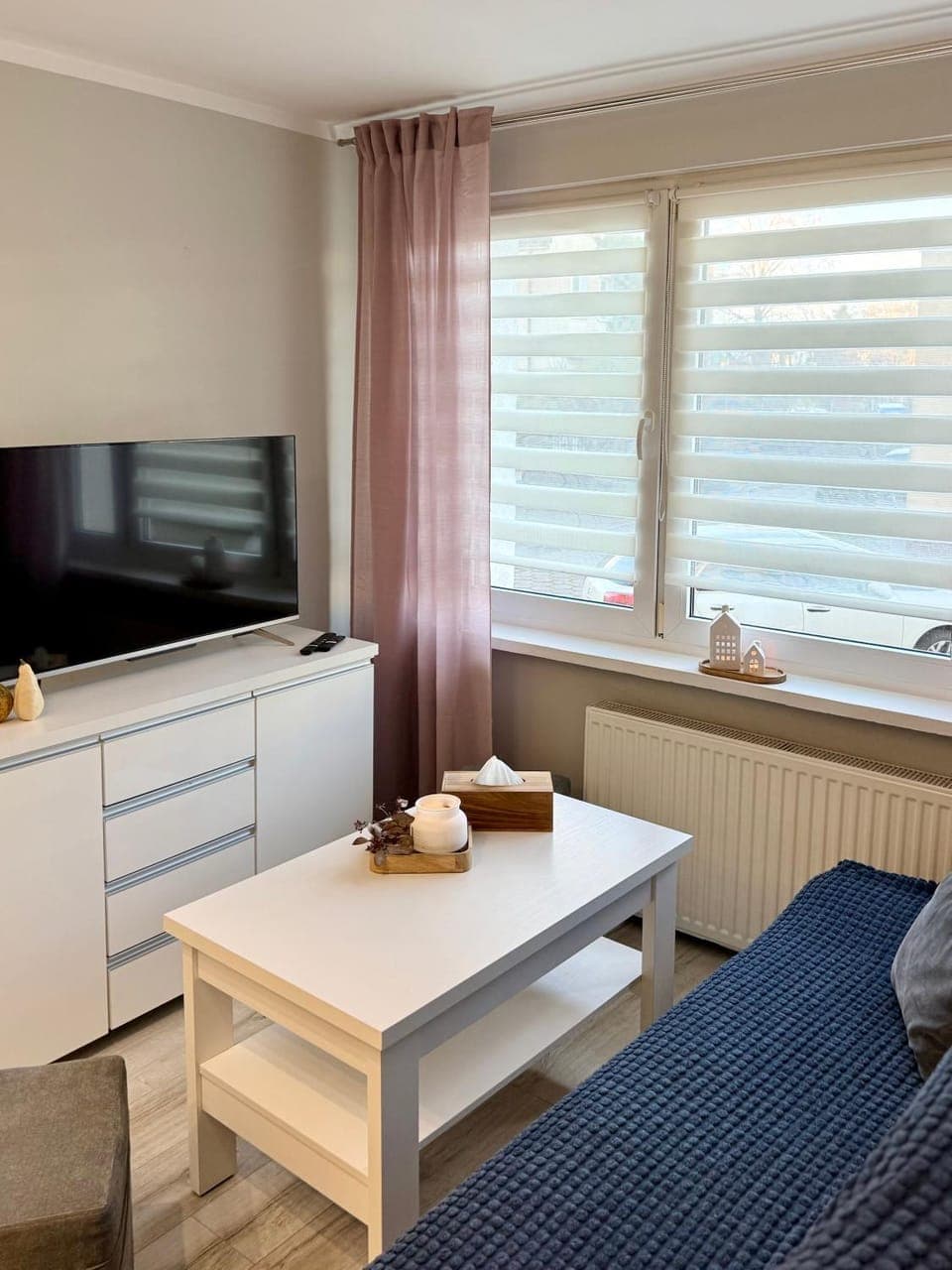 Bed, TV and multimedia, Living room, Photo of the whole room, Seating area, Bedroom