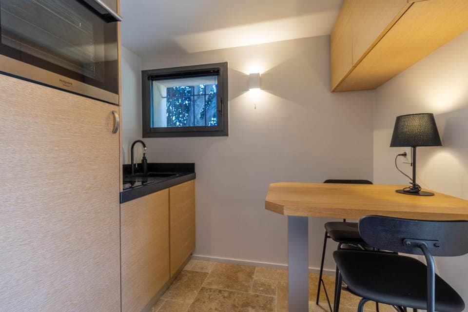 Kitchen or kitchenette, Dining area, minibar, stove