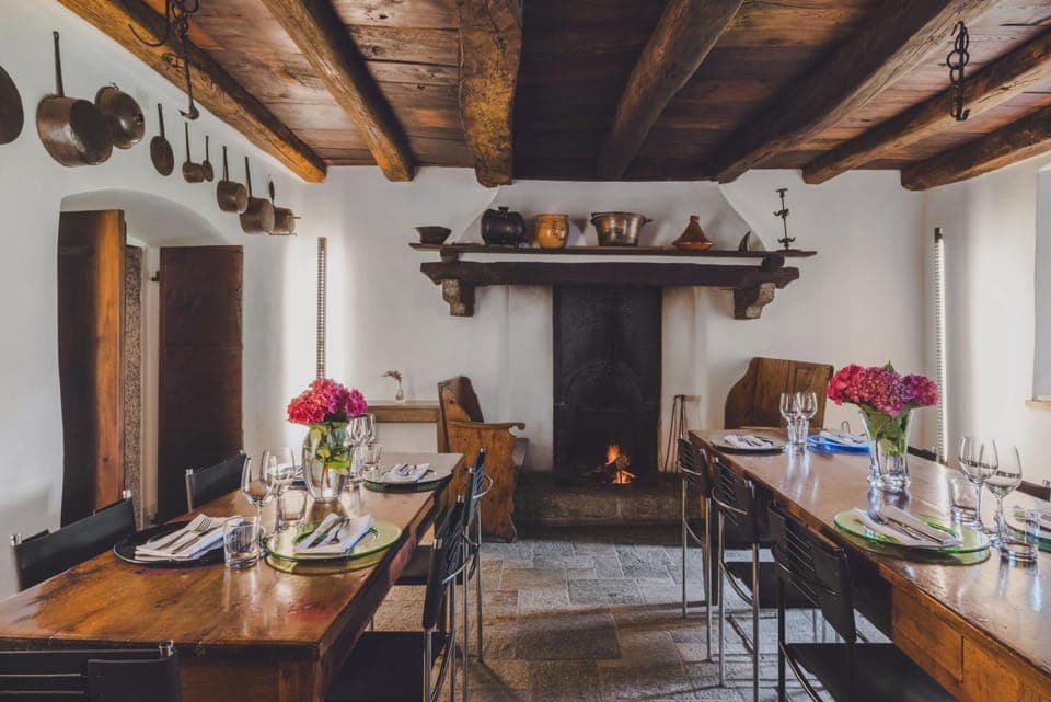 Restaurant/places to eat, Living room, Dining area
