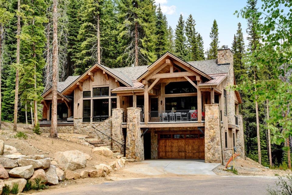 Property building, Facade/entrance, Natural landscape, Parking