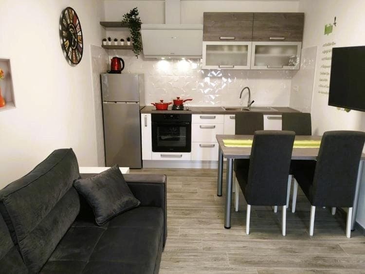 Kitchen or kitchenette, Living room, Seating area, Dining area