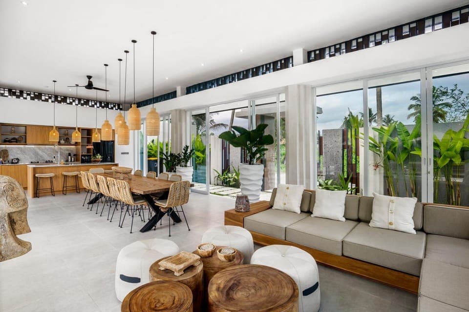 Coffee/tea facilities, Kitchen or kitchenette, Living room, Seating area, Dining area