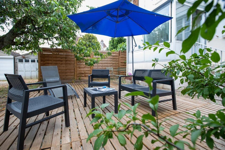 Patio, Day, Garden, Dining area, Garden view, sunbed