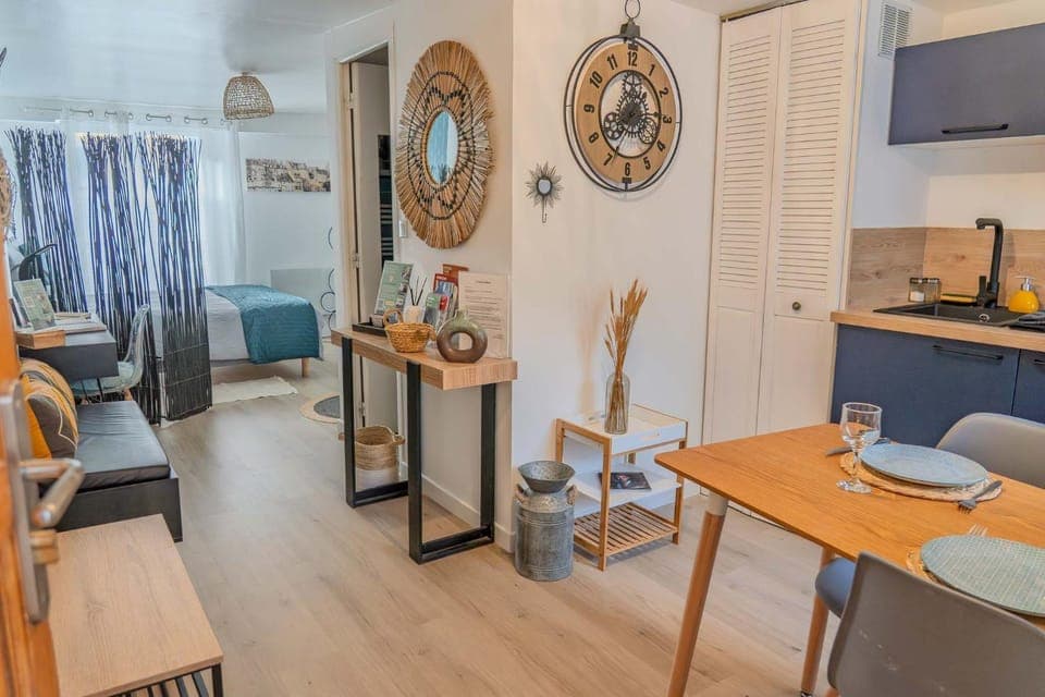 Bed, Kitchen or kitchenette, Living room, Photo of the whole room, Seating area, Dining area, Bedroom, air conditioner