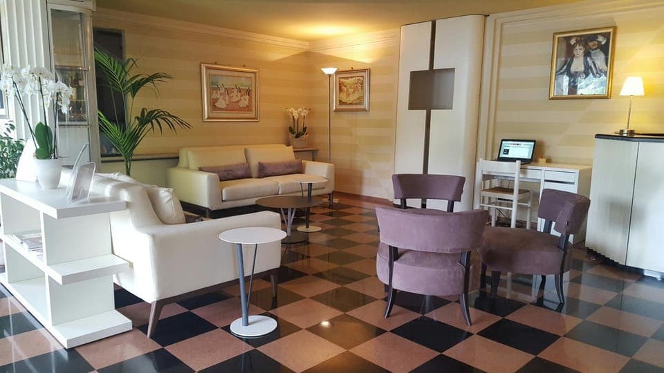 Communal lounge/ TV room, Lobby or reception