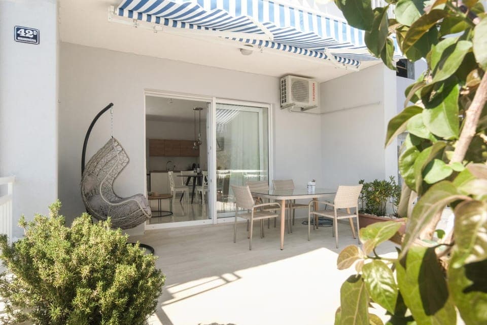 Facade/entrance, Balcony/Terrace