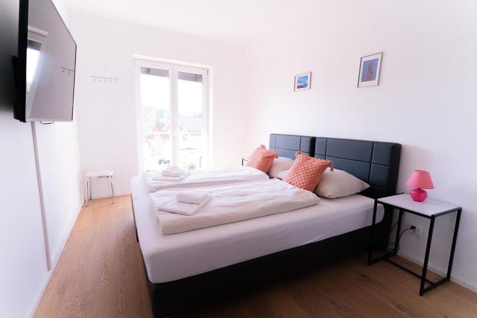 Bed, TV and multimedia, Bedroom